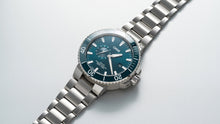 Load image into Gallery viewer, Oris Aquis Small Second, Date Blue 45.5mm Blue Rubber