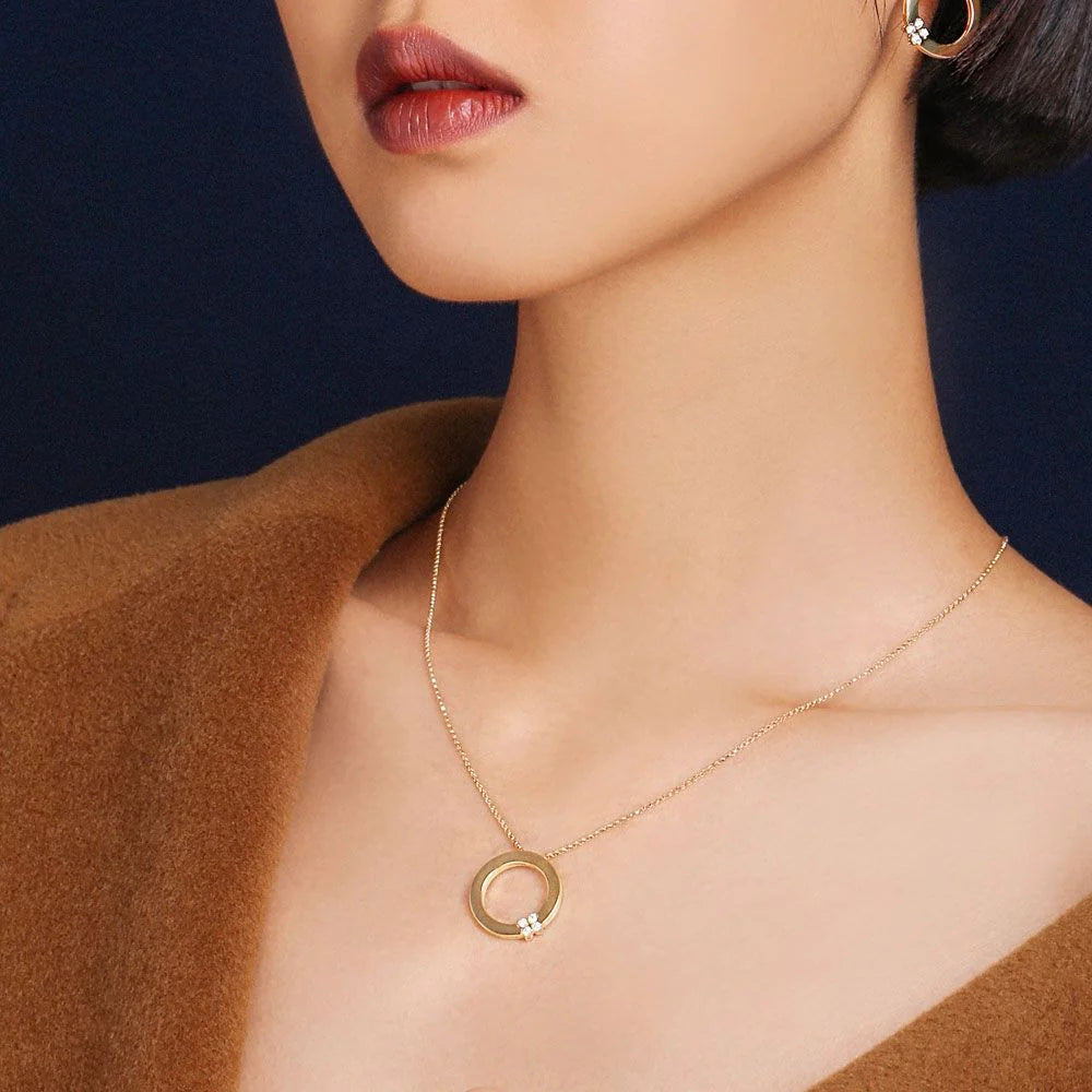 Roberto Coin Love in Verona Circle Pendant with Necklace in 18k yellow gold with diamonds