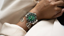 Load image into Gallery viewer, Oris Aquis Date Calibre 400 Green 43.5mm Bracelet